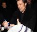 signant des autographes lors de l'avant-première de The Tourist à New York le 6 décembre 2010