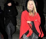 Sienna Miller revisite le petit chaperon rouge, le 7 décembre 2010.