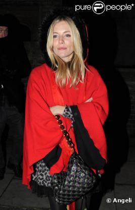 Sienna Miller revisite le petit chaperon rouge, le 7 décembre 2010.