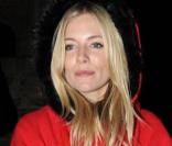 Sienna Miller revisite le petit chaperon rouge, le 7 décembre 2010.