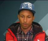 Pharrell Williams et Jimmy Fallon parodient Justin Bieber dans le Late show with Jimmy Fallon, le 7décembre 2010