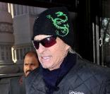 Michael Douglas à New York avec son bonnet dragon le 9 décembre 2010 : il combat au mieux son cancer de la gorge