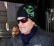 Michael Douglas à New York avec son bonnet dragon le 9 décembre 2010 : il combat au mieux son cancer de la gorge