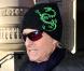 Michael Douglas à New York avec son bonnet dragon le 9 décembre 2010 : il combat au mieux son cancer de la gorge
