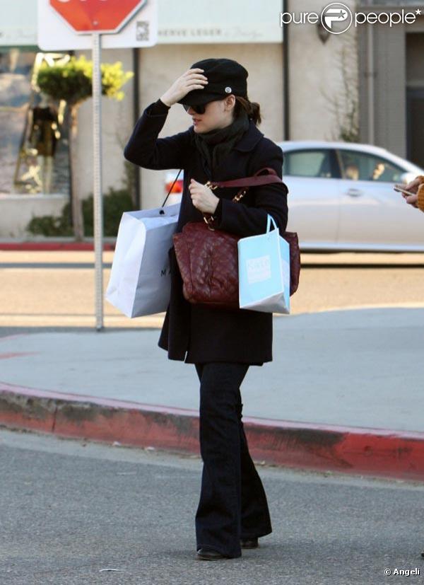 Winona Ryder et des amis en séance shopping, à Los Angeles, en novembre 2010.