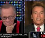 Arnold Schwarzenegger salue Larry King pour sa dernière émission