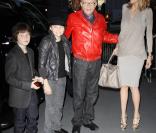 Larry King arrive en famille à l'enregistrement de sa dernière émission sur CNN le 16 décembre 2010