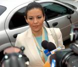 Jennifer Lopez, aujourd'hui mariée et comblée avec Marc Anthony, épousait en 1997 Ojani Noa. Le nouvelle compagne de ce dernier, Claudia Vasquez, attaque la bomba latina en justice et réclame 10 millions de dollars en décembre 2010. 