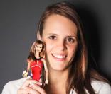 Laure Manaudou reçoit la Barbie à son effigie, le 15 décembre 2010