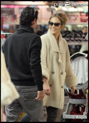  Jennifer Lopez et Marc Anthony font du shopping chez Kitson Kids sur Robertson Boulevard à Hollywood le 22 décembre 2010 