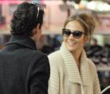 <p>Jennifer Lopez et Marc Anthony font du shopping chez Kitson Kids sur Robertson Boulevard à Hollywood le 22 décembre 2010</p>