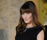 Carla Bruni sur tapis rouge mais toujours le paquet pour éblouir les photographes. Tenue sobre, près du corps. Un sans faute.<br />
