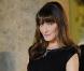 Carla Bruni sur tapis rouge mais toujours le paquet pour éblouir les photographes. Tenue sobre, près du corps. Un sans faute.