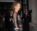 Vanessa Paradis, véritable oiseau de nuit quand la nuit tombe... Cuissardes, robe légère, elle reste parfaite 