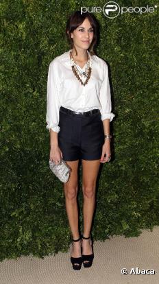 Alexa Chung de nuit reste impeccable et n'est jamais too much. Jamais trop girly, elle a une parfaite maîtrise du style