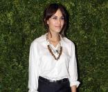 Alexa Chung de nuit reste impeccable et n'est jamais too much. Jamais trop girly, elle a une parfaite maîtrise du style 