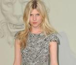 L'actrice française Clémence Poésy en look Chanel mise sur le minimalisme pour un maxi-effet. 