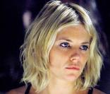 Sienna Miller alias Marine. Notre blonde élancée fouineuse d\'infos vous envoie mille baisers (à prononcer baïzai). Et elle n\'est pas la seule, Emma d\'Uzzo se joint pour vous souhaiter sur un air de Gégoire, une Pure année !<br />