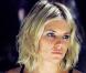Sienna Miller alias Marine. Notre blonde élancée fouineuse d'infos vous envoie mille baisers (à prononcer baïzai). Et elle n'est pas la seule, Emma d'Uzzo se joint pour vous souhaiter sur un air de Gégoire, une Pure année ! 