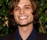 Matthew Gray Gubler alias Guillaume. Notre music man vous souhaite une année enrichissante et oui, comme Matthew, il est un peu notre génie au QI de 187 et peut lire 20 000 mots par minute !