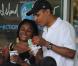 Barack Obama à Hawaï le 3 janvier 2011 chez son marchand de glaces préféré et entouré de ses filles Sasha et Malia