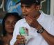 Barack Obama à Hawaï le 3 janvier 2011 chez son marchand de glaces préféré et entouré de ses filles Sasha et Malia