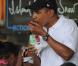 Barack Obama à Hawaï le 3 janvier 2011 chez son marchand de glaces préféré et entouré de ses filles Sasha et Malia