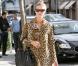 Nicky Hilton adopte toutes les tendances : le chignon de danseuse, le manteau léopard, le sac rock et les ballerines plates à lanières. Cette fille-là a au moins quelque chose de plus que sa soeur : du style ! 