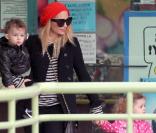 Nicole Richie emmène ses enfants Harlow et Sparrow dans une salle de jeux à Los Angeles le 3 janvier 2011