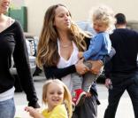 Anniversaire de Harlow Madden-Richie le 8 janvier 2011 à Beverly Hills : Jennifer Meyer-Maguire et ses enfants Ruby et Otis 