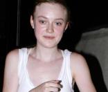 Dakota Fanning préfère exposer ses gambettes avec un short. Pour ajouter du style, elle ne quitte pas son sac signé Alexander Wang.