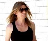 Ellen Pompeo joue sur la couleur et dynamise sa tenue avec un cycliste bleu électrique. On adore.