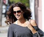 Kate Beckinsale opte pour une coiffure sophistiquée avec des boucles ondulées. Peu pratique quand on sue à la salle de gym, mais très sexy quand on se balade dans la rue.
