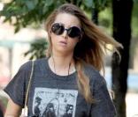 Pour Whitney Port, pas question de faire une croix sur les tendances même en tenue de sport. Des lunettes rondes, un cycliste des années 80, sans oublier un sac vintage.