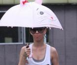 En tenue de sport Katy Perry conserve son sens de l'humeur avec un parapluie à tête de chat.