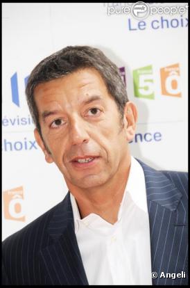 Michel Cymes révèle dans une interview qu'il exerce toujours en tant que médecin dans un hôpital parisien.