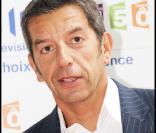 Michel Cymes révèle dans une interview qu'il exerce toujours en tant que médecin dans un hôpital parisien.