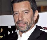 Michel Cymes révèle dans une interview qu'il exerce toujours en tant que médecin dans un hôpital parisien.