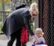 Gwen Stefani fait de la balançoire et passe l'après-midi avec le cadet de ses fils, Zuma, deux ans et demi, samedi 8 janvier à Los Angeles.