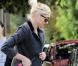 Gwen Stefani fait de la balançoire et passe l'après-midi avec le cadet de ses fils, Zuma, deux ans et demi, samedi 8 janvier à Los Angeles.
