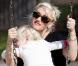 Gwen Stefani fait de la balançoire et passe l'après-midi avec le cadet de ses fils, Zuma, deux ans et demi, samedi 8 janvier à Los Angeles.