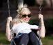 Gwen Stefani fait de la balançoire et passe l'après-midi avec le cadet de ses fils, Zuma, deux ans et demi, samedi 8 janvier à Los Angeles.