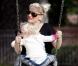 Gwen Stefani fait de la balançoire et passe l'après-midi avec le cadet de ses fils, Zuma, deux ans et demi, samedi 8 janvier à Los Angeles.