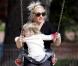 Gwen Stefani fait de la balançoire et passe l'après-midi avec le cadet de ses fils, Zuma, deux ans et demi, samedi 8 janvier à Los Angeles.