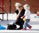Gwen Stefani fait de la balançoire et passe l'après-midi avec le cadet de ses fils, Zuma, deux ans et demi, samedi 8 janvier à Los Angeles.