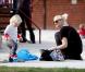 Gwen Stefani fait de la balançoire et passe l'après-midi avec le cadet de ses fils, Zuma, deux ans et demi, samedi 8 janvier à Los Angeles.