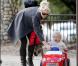 Gwen Stefani fait de la balançoire et passe l'après-midi avec le cadet de ses fils, Zuma, deux ans et demi, samedi 8 janvier à Los Angeles.