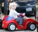 Gwen Stefani fait de la balançoire et passe l'après-midi avec le cadet de ses fils, Zuma, deux ans et demi, samedi 8 janvier à Los Angeles.