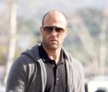 Jason Statham aux petits soins pour sa compagne Rosie Huntington-Whiteley dans les rues de Los Angeles en janvier 2011