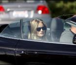 Jason Statham aux petits soins pour sa compagne Rosie Huntington-Whiteley dans les rues de Los Angeles en janvier 2011